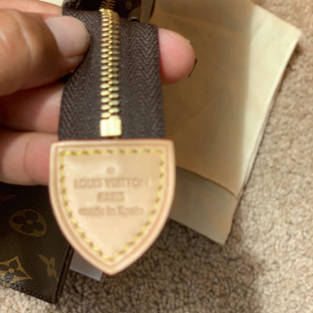 Toiletry 26 - Picture 2 of 6